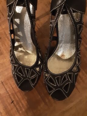Dolce Vita Black Cutout Peep-Toe Heels with White Stitching Size 7.5
